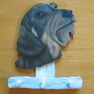 Karkeakarvainenmäyräkoira naulakko